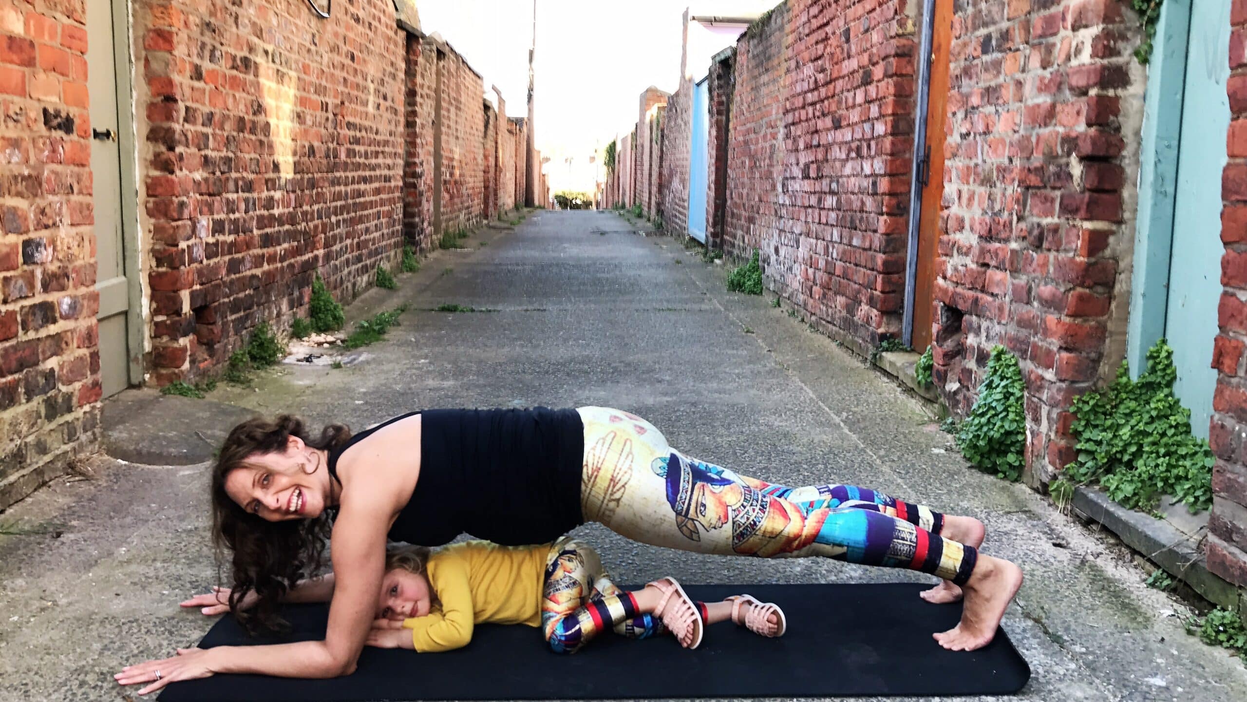 get strong with the Peacock Tree Yoga 21-day plank challenge! #peacocktreeplank21days